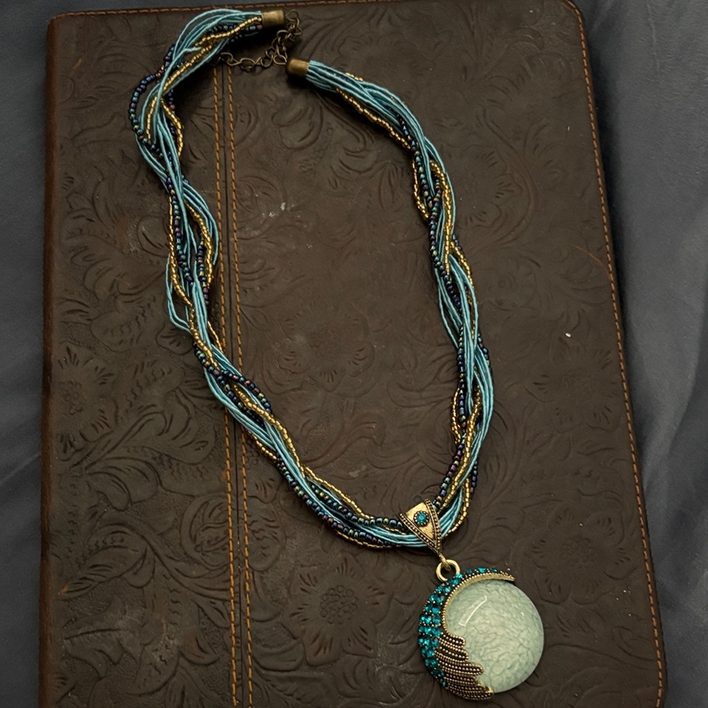 Elegant Blue and Gold Pendant Necklace